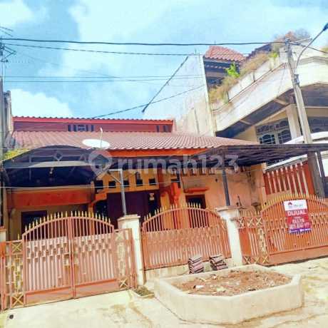 Dijual Rumah 1 1/2 Lantai di Bumi Bekasi Baru Utara