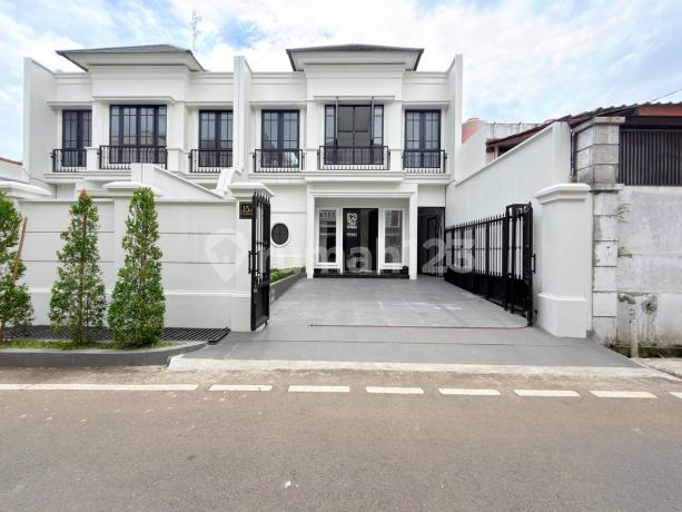 Luxury American Classic House in Cempaka Putih Tengah, Central Jakarta - 4+1 Bedrooms