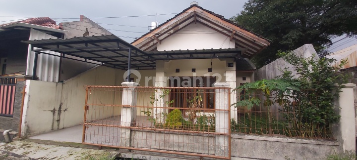 Minimalist House in Taman Cibaduyut Indah