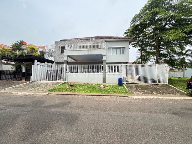 Rumah Boulevard Jln Utama Mewah Megah bisa Usaha di Legenda Wisata Cibubur