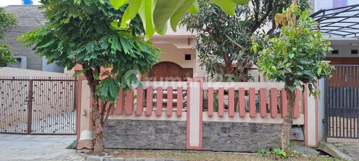 Rumah Cantik 2 Lantai Strategis di Taman Laguna Cibubur - SHM