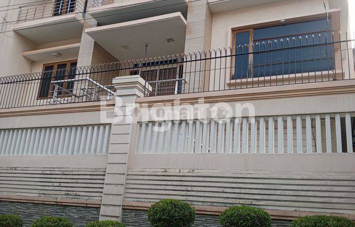 RUMAH BARU MEWAH 3LANTAI  DESAIN MODERN Di TAMAN HARAPAN INDAH (THI)Jelambar Grogol Petamburan Jakarta Barat