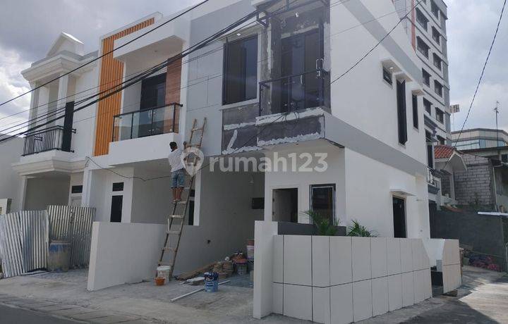 Rumah 2 Lantai Dekat Stasiun Jatinegara Jakarta Timur 