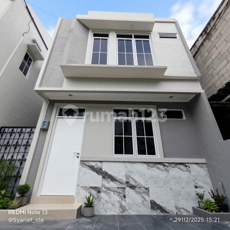 Modern 2-Story House in Cempaka Putih, Central Jakarta Modern 2-Story House in Cempaka Putih, Central Jakarta