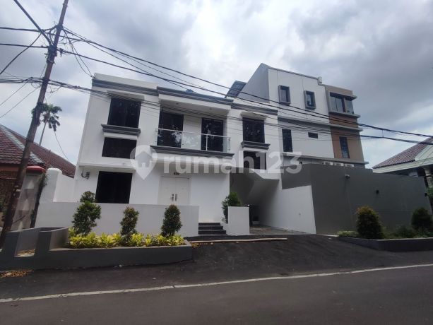 Rumah Murah 2 Lantai Lokasi Strategis Cempaka Putih