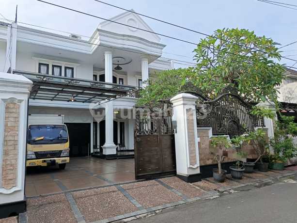 American Complex 3-Story House Near Kebon Jeruk Toll Gate