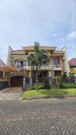 Rumah Klasik Old Money Vibes 2 Lantai di Istana Dieng, Malang