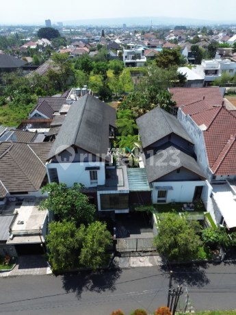 Rumah Modern 3 Lantai Resort Vibes di Puncak Dieng, Malang