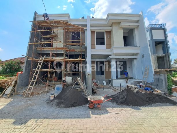 Two-Story Diamond Grafika House, Banyumanik with Certificate of Ownership