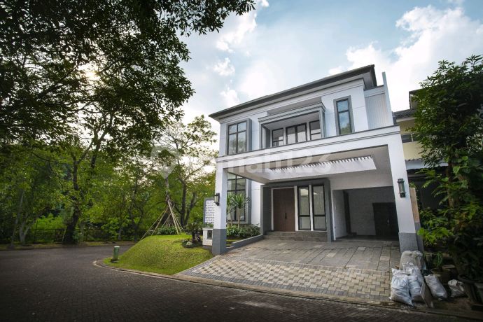 Rumah 2.5 Lantai Delatinos BSD Luas 350M 4+2 Kamar Dekat Tol