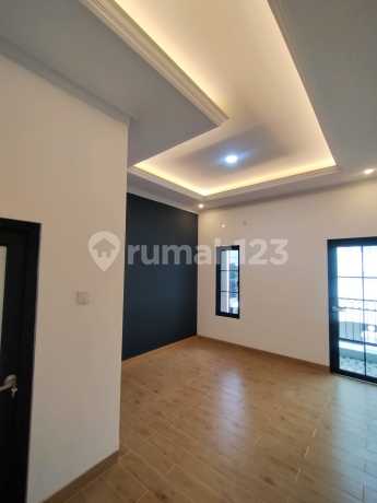 Rumah 2.5 Lantai Casamora Jagakarsa SHM Luas 170M 3+1 Kamar