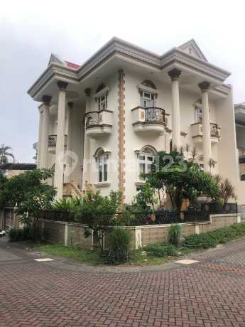 Rumah Citraland Bentuk Kastil Hook Dijual - cocok untuk dijadikan istana Baru kamu