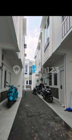 2-Story House with SHM Near Health Facilities, Available with Installment Payments in Central Jakarta 2-Story House with SHM Near Health Facilities, Available with Installment Payments in Central Jakarta