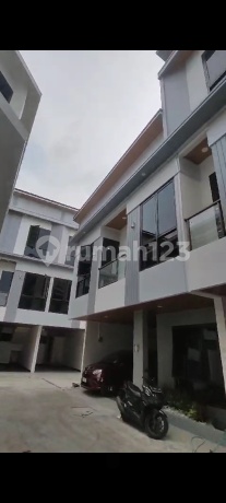 Rumah Keren di Jl Batutulis 3 Kt SHM dan ********