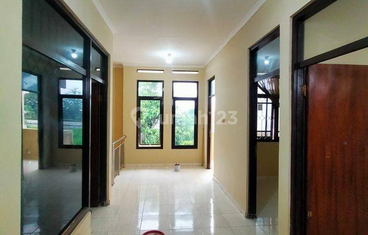 DIJUAL/FOR SALERUMAH TINGGAL 2 LANTAI BARU RENOV. DI KOMPLEK MARGA KENCANA CIWASTRA MARGACINTA, SAMPING BORMAVIEW TOLL & KERETA CEPAT WHOOZHADAP SELATAN2 UNIT RUMAH BARU 2 LANTAILT: 60 M2, LB: 75 M2, LEBAR MUKA: 4 MTR2 KAMAR, 2 KM, PLN 2200W, PAM / SUMUR 