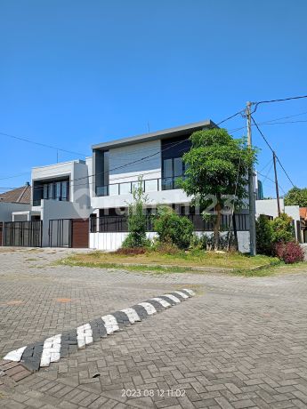 Rumah Tengah Kota Surabaya