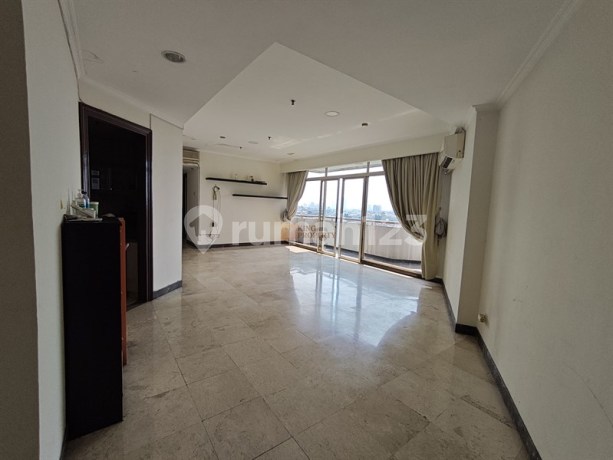 Dekat Gerbang Pintu Utama Tol Slipi, Dijual Apartemen Slipi Tower 3Br Unfurnish Bersih, Terawat Siap Huni, Lokasi Strategis Dekat di Jalan Utama Sudirman Slipi Jakarta Barat