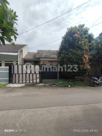 Rumah Siap Huni di Jalan Utama Komplek,Bebas Banjir