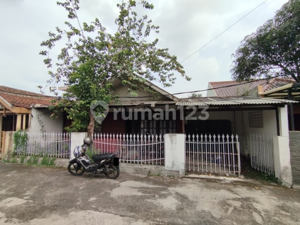 House with a Fairly Large Land and Very Affordable Price in Sukamenak, Very Suitable for Investors, Can be Split into 2 Houses Automatically Profitable. House with a Fairly Large Land and Very Affordable Price in Sukamenak, Very Suitable for Investors, Can be Split into 2 Houses Automatically Profitable.