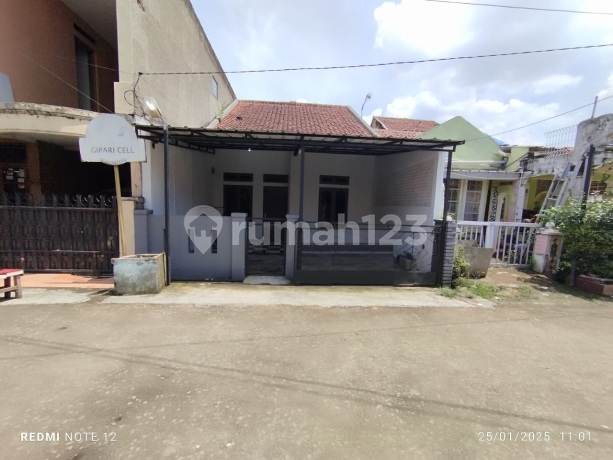 Rumah di Jalan Utama Komplek,Siap Huni Bebas Banjir dan Lingkungan Aman dan Nyaman