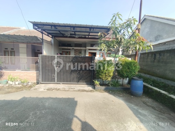 Siap Huni, Rumah, 2 Lantai, SHM, Dekat Pusat Perbelanjaan, Bebas Banjir