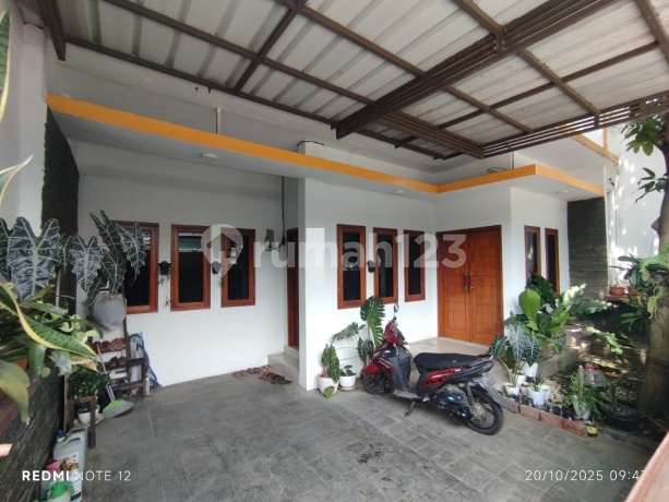 Rumah Cantik dengan Ornamen Kayu Jati di Hampir Setiap Sudut Ruangan,Menambah Kesan Klasik Nan Elegan,Lingkungan Aman dan Nyaman dengan Onegate System