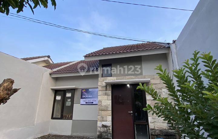 2 KT 1 Kamar Mandi - Rumah  Perumahan Jade Sidorejo Indah, Sidoarjo 61262, Indonesia  Bismillah   CEPAT BUTUH UANG RUMAH MODERN KRIAN . 2 KAMAR TIDUR 1 KAMAR MANDI 1 CARPORT 1 RUANG TAMU FREE TA