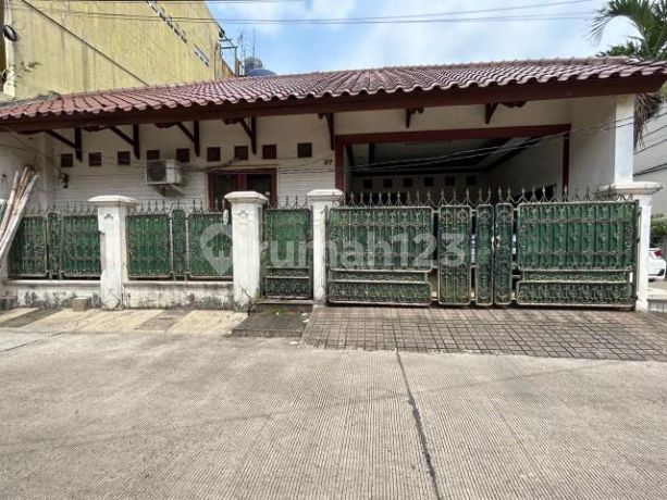 Rumah 2,5 Lantai di Komplek Depkes 1, Bekasi