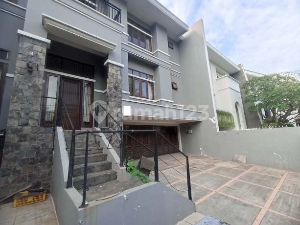 Jl. Pelangi Utamalt: 2022 Lantaikt 4+1Km 3+1Pamsiap Hunijalan 3 Mobilcarpot 2Hadap Selatan Harga 5.5M Nego