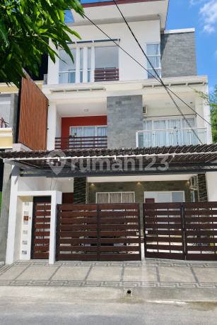 Rumah Mewah 3 Lantai di Taman Royal 1 Poris Rumah Mewah 3 Lantai di Taman Royal 1 Poris
