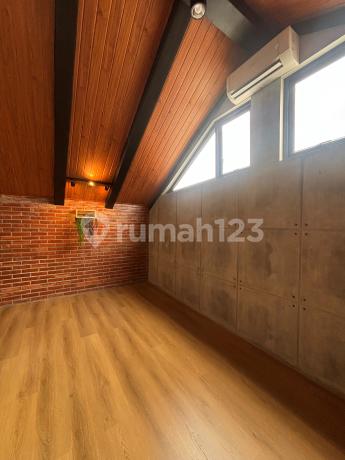 Turun Harga! Rumah Mewah Hook Taman Bromo - Kolam Renang, Attic & Mezanin, Fully Furnished Import