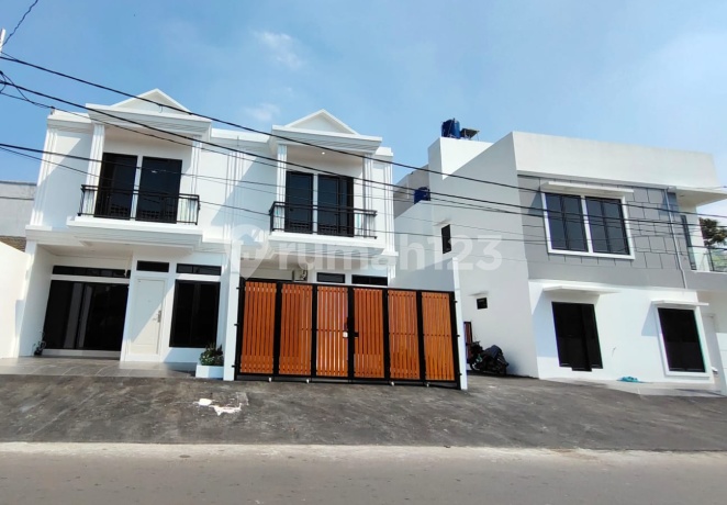 Rumah 2 Lantai Dekat Pintu Masuk Tol Pulomas