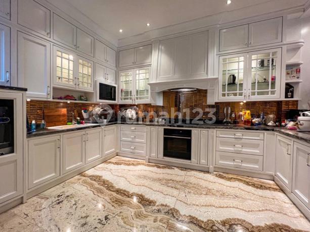 Turun Harga Dijual Rumah Elegan di Kelapa Gading Luas Tanah 200M² Turun Harga Dijual Rumah Elegan di Kelapa Gading Luas Tanah 200M²
