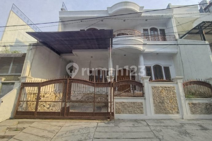 For Sale: House in Sunter Bisma with 12-Meter Width, Good Condition and Ready to Occupy