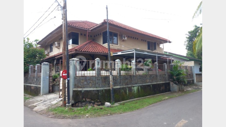 Rumah Hook Komplek IKPN Bintaro 2 Lantai SHM Semi Furnished Murah