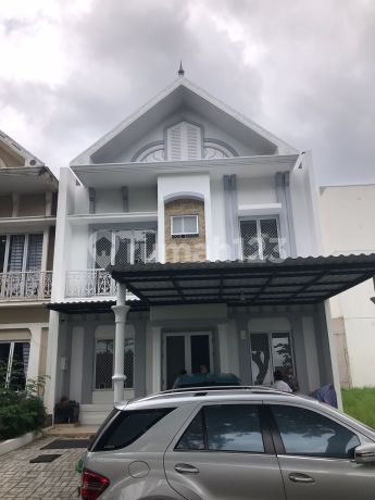 Rumah Bagus 2Lt Semi Furnish di Cluster South Thames Jgc Jakarta Timur