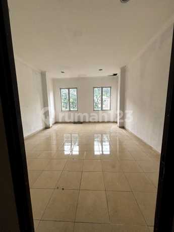 Ruko Mendrisio 3 LT Hadap Jalan Raya Traffic Ramai di Gading Serpong