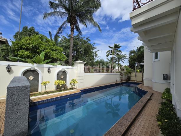 Luxury Hookfurnish Ready-to-Occupy House with Swimming Pool on Main Road in Beverly Golf Garden Lippo Karawaci Tangerang Luxury Hookfurnish Ready-to-Occupy House with Swimming Pool on Main Road in Beverly Golf Garden Lippo Karawaci Tangerang