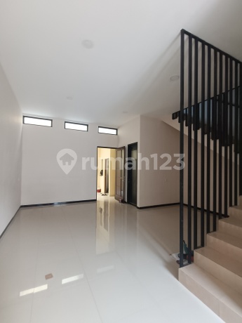 Jual Rumah Baru Modern Minimalis , 2 Lantai,Ada 3 Unit Jejer Jual Rumah Baru Modern Minimalis , 2 Lantai,Ada 3 Unit Jejer