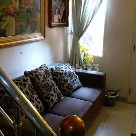 RUMAH TINGGAL DI ISTANA REGENCY