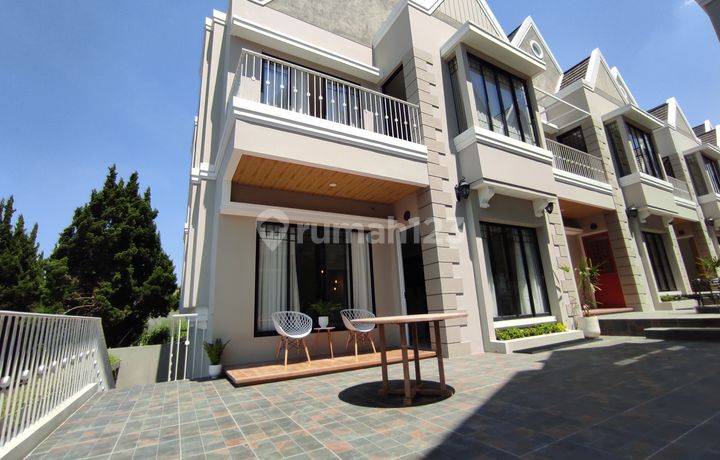 RUMAH GAYA CLASSIC NAN UNIK DI TOWN HOUSE CASA VICTORIA SETRADUTA - AMAN ONE GATE SYSTEM & NYAMAN HARGA TERJANGKAU CUMAN 2.5 M AN SAJA