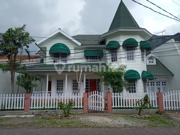 Dijual Rumah 2 Lantai di Wonocolo Model Victorian Lokasi Strategis Dijual Rumah 2 Lantai di Wonocolo Model Victorian Lokasi Strategis