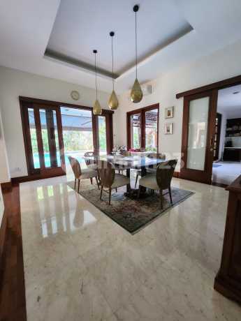 Rumah Tropis Mewah di Cilandak Jakarta Lokasi Strategis dan Komersial Area