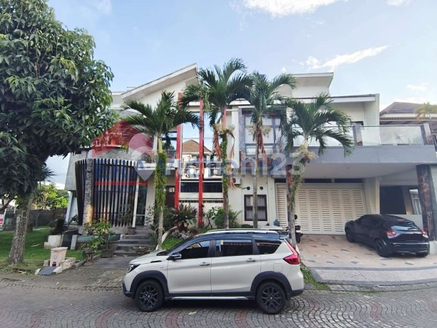 Dijual Rumah Besar Area Klojen di Ijen Nirwana, Semi Furnished, Ada Kolam Ikan dan Mini Garden.