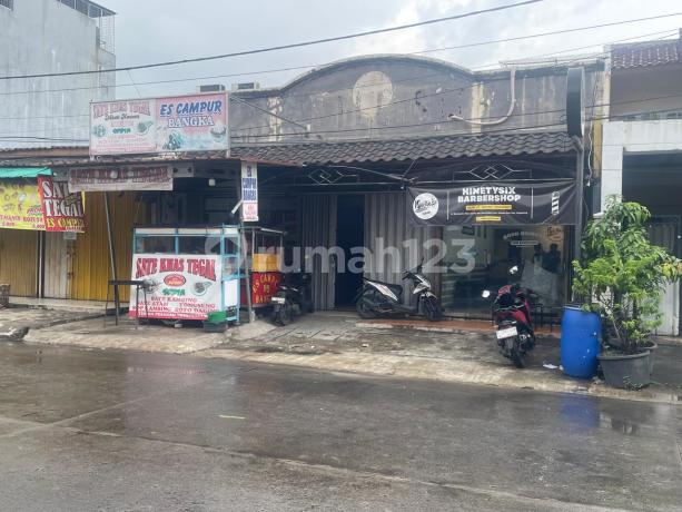3 Strategic Units of Houses and Kiosks by the Roadside in Perumnas Karawaci
