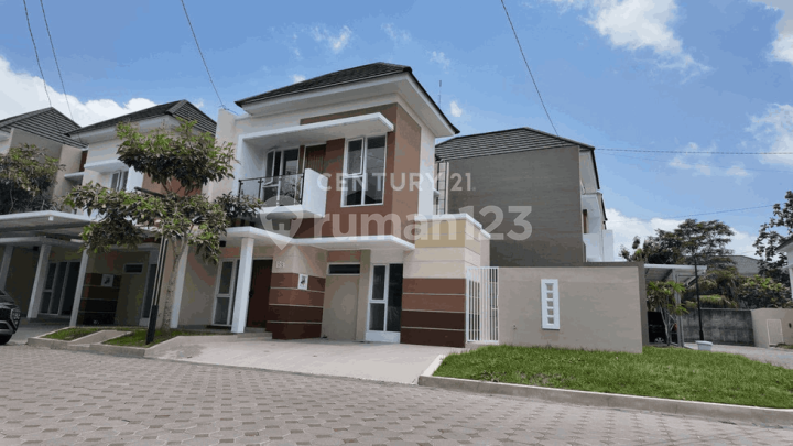 Rumah Hoek 2 Lt  Di Griya Kuantan Banyuraden Cocok Untuk Keluarga