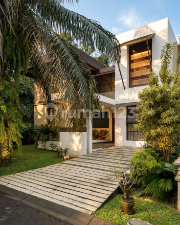 Dijual Rumah Full Furnished SHM di Cluster Versailles Residence