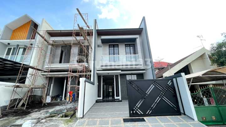 NEW HOUSE IN MANYAR SURROUNDED BY MAJOR UNIVERSITIES & SCHOOLS, NEAR THE CITY CENTER, FLOOD-FREE