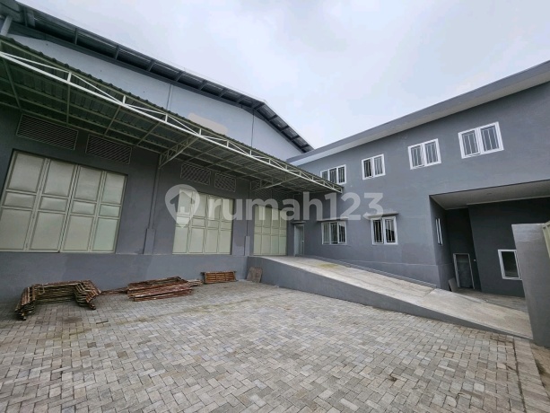 Gudang Romokalisari Baru Modern Lantai Cor Loading Dock dengan Kantor Gudang Romokalisari Baru Modern Lantai Cor Loading Dock dengan Kantor
