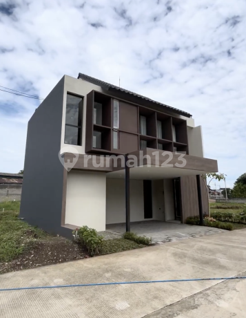 Spacious Luxury 2-Story 4-Bedroom House in a Strategic Location in the Center of Bandung City Near the Station